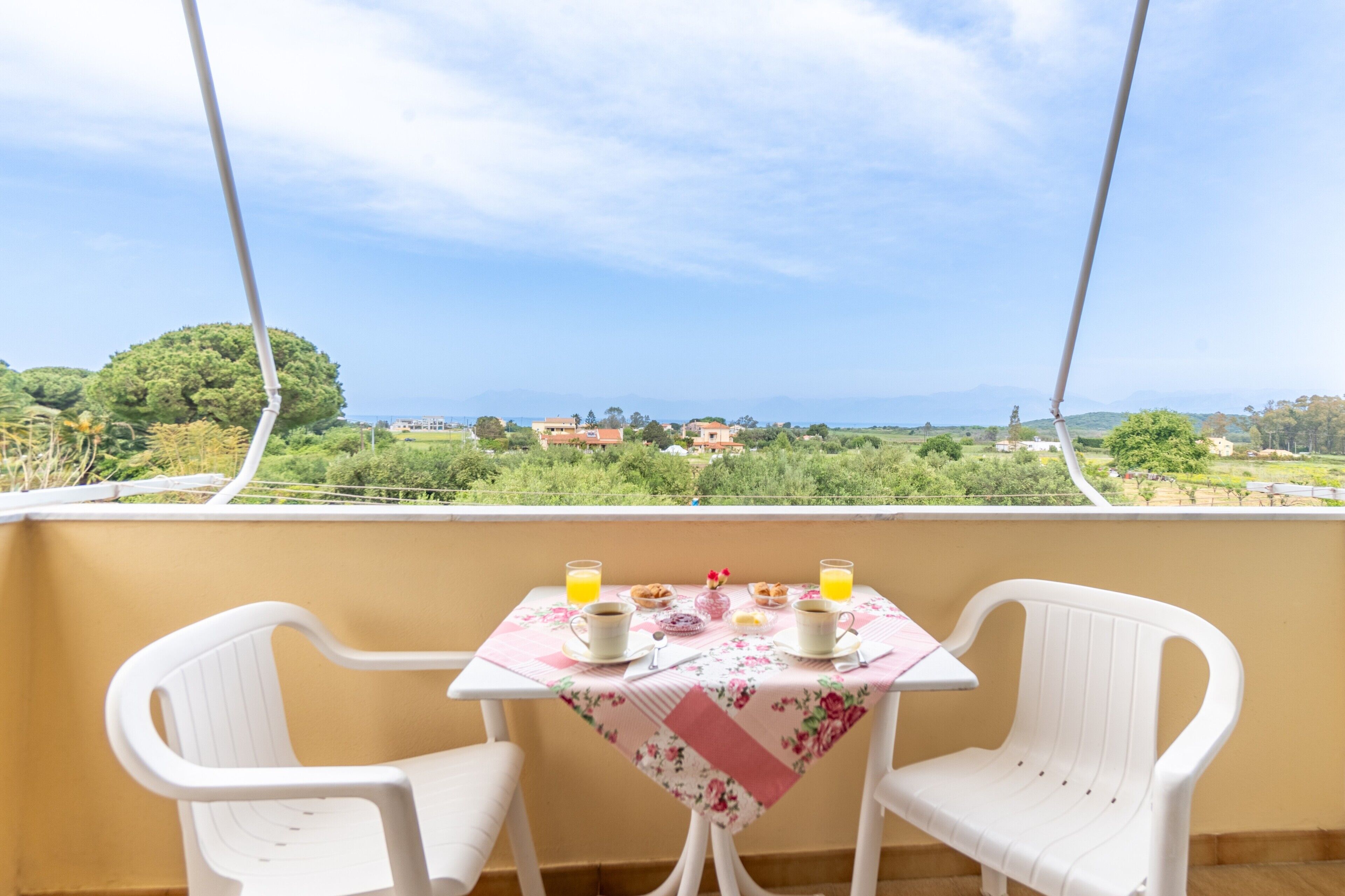 Ein Balkon mit Tisch für zwei Personen, mit Blick auf eine reizvolle Landschaft.