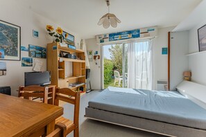 1 habitación y tabla de planchar con plancha 