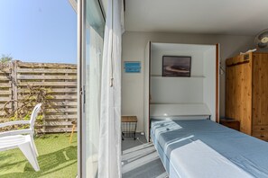 1 chambre, fer et planche à repasser