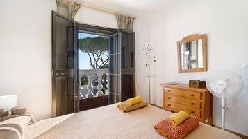 4 slaapkamers, een strijkplank/strijkijzer, gratis wifi, beddengoed