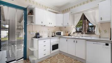 Een koelkast, een magnetron, een oven, een kookplaat