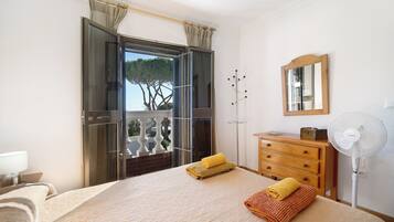 4 slaapkamers, een strijkplank/strijkijzer, gratis wifi, beddengoed