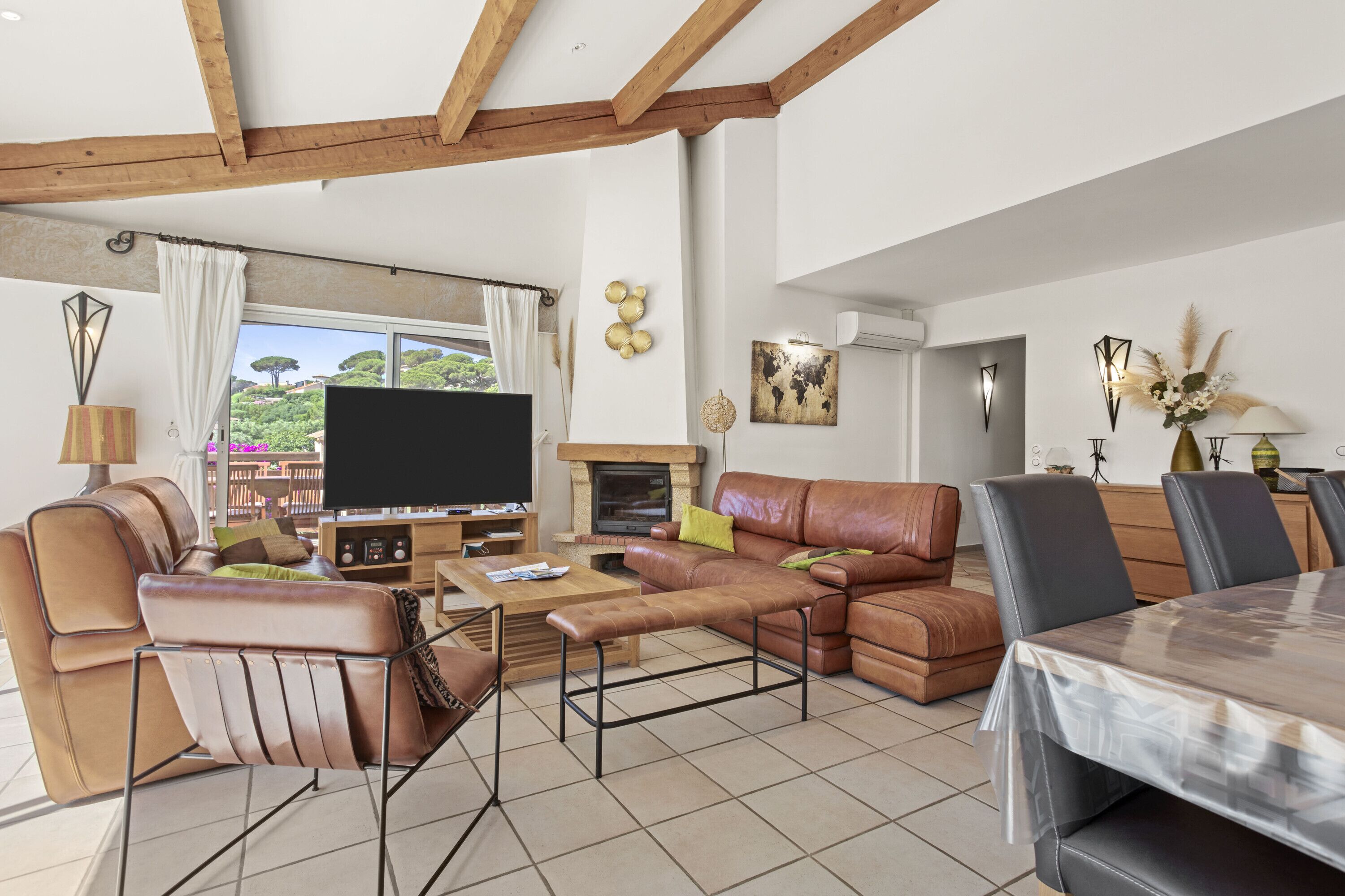 Télévision, cheminée, table de tennis de table