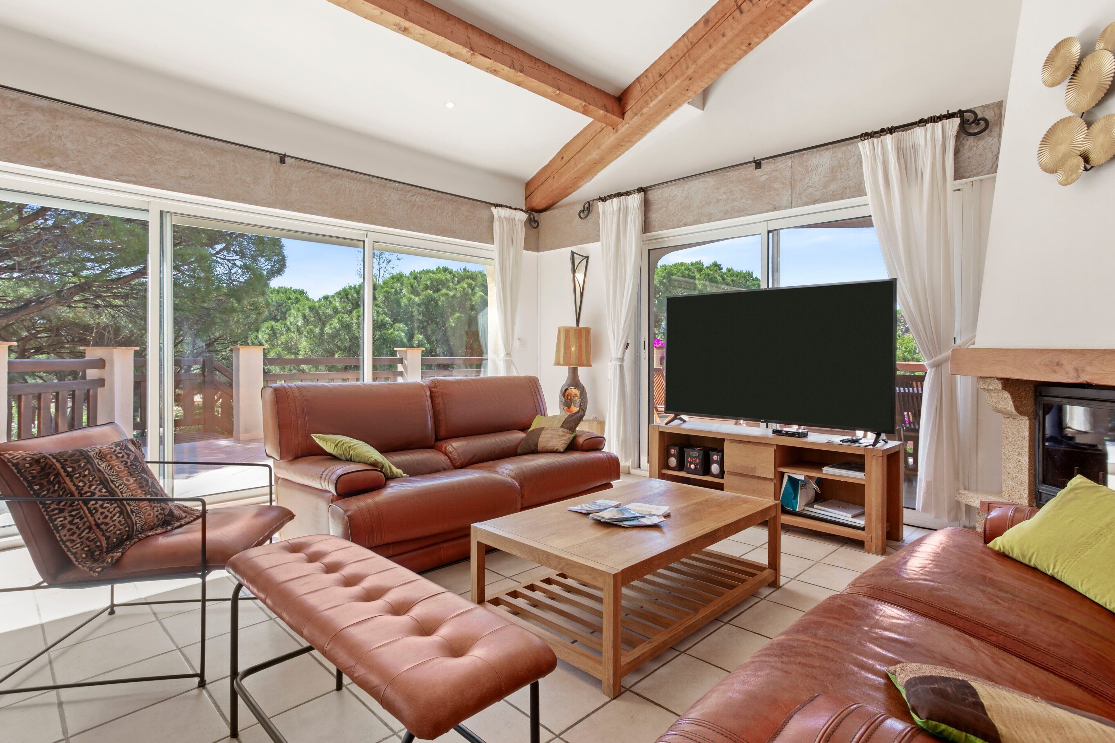 Fernseher, Kamin, Tischtennisplatte