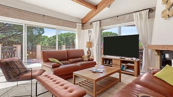 Fernseher, Kamin, Tischtennisplatte