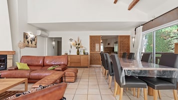 Fernseher, Kamin, Tischtennisplatte