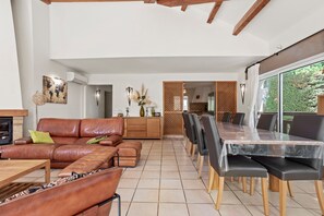 Fernseher, Kamin, Tischtennisplatte