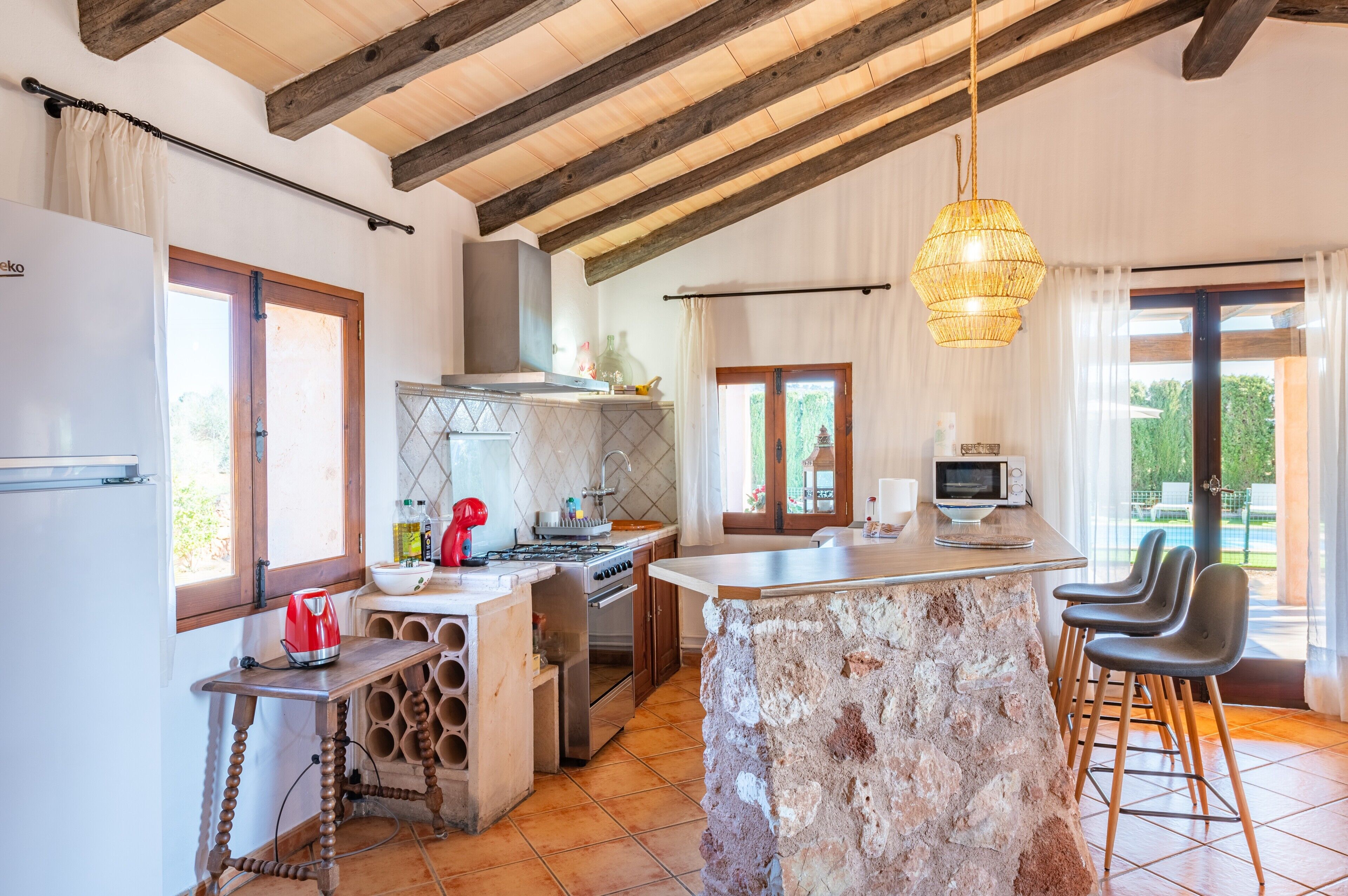 Jääkaappi, mikroaaltouuni, uuni, liesi