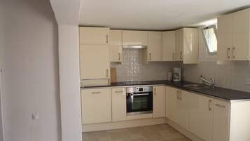 Een koelkast, een microgolfoven, een oven, een kookplaat