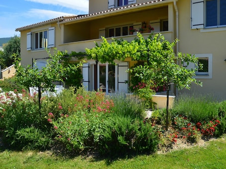Exterior. Apartment 'Villa Fleury Studio' with Mountain View, Private Terrace and Wi-Fi