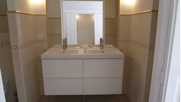 Shower, free toiletries, hair dryer, towels