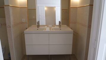 Douche, articles de toilette gratuits, sĂšche-cheveux