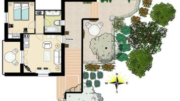 Un hôtel comprenant une chambre, une salle de bain, une cuisine, un coin repas et un jardin agrémenté de diverses plantes et d’une fontaine.