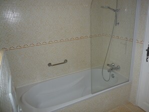Regadera, amenidades de baño gratuitas, secadora de cabello, toallas 