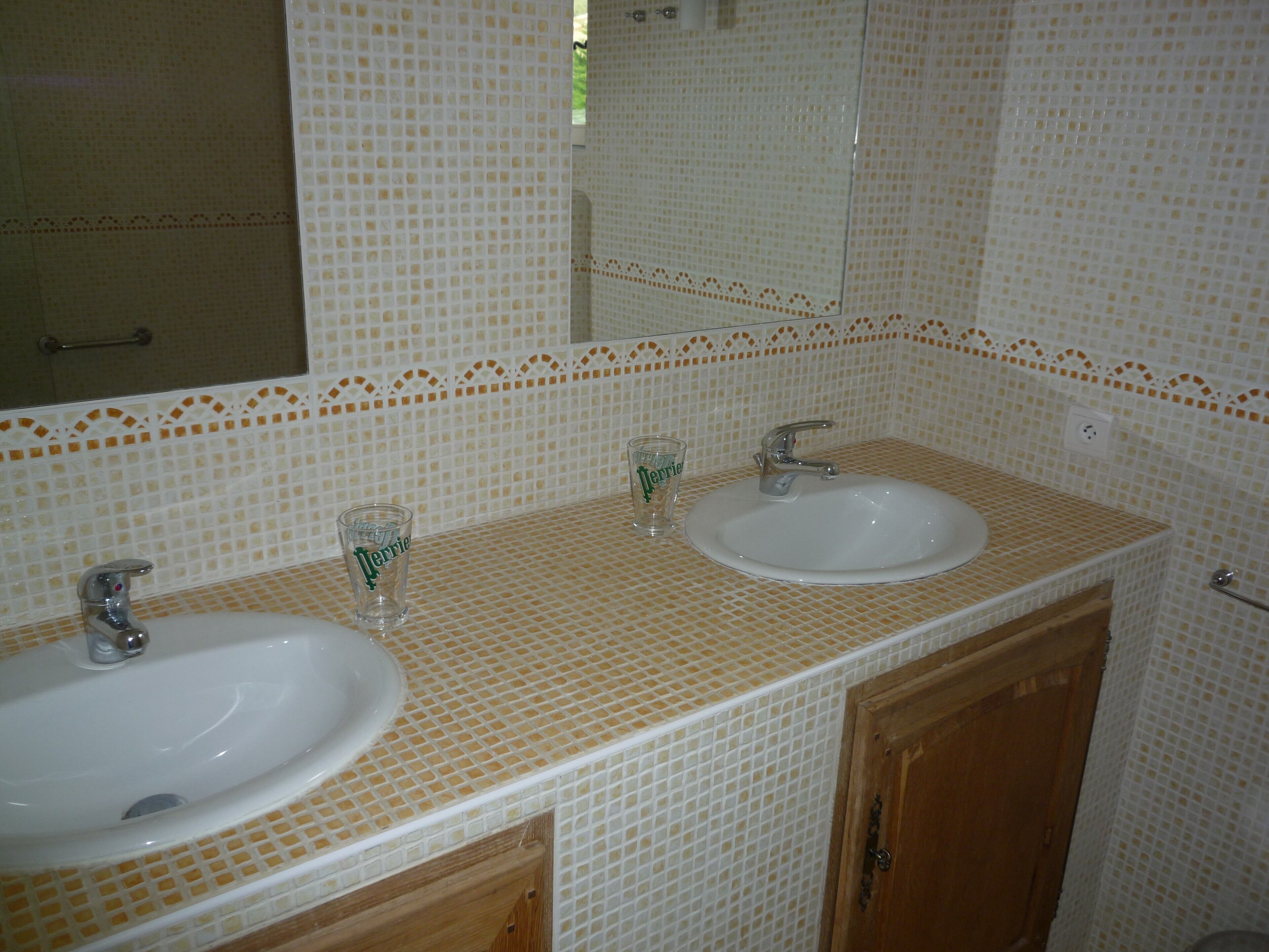 Douche, articles de toilette gratuits, sèche-cheveux