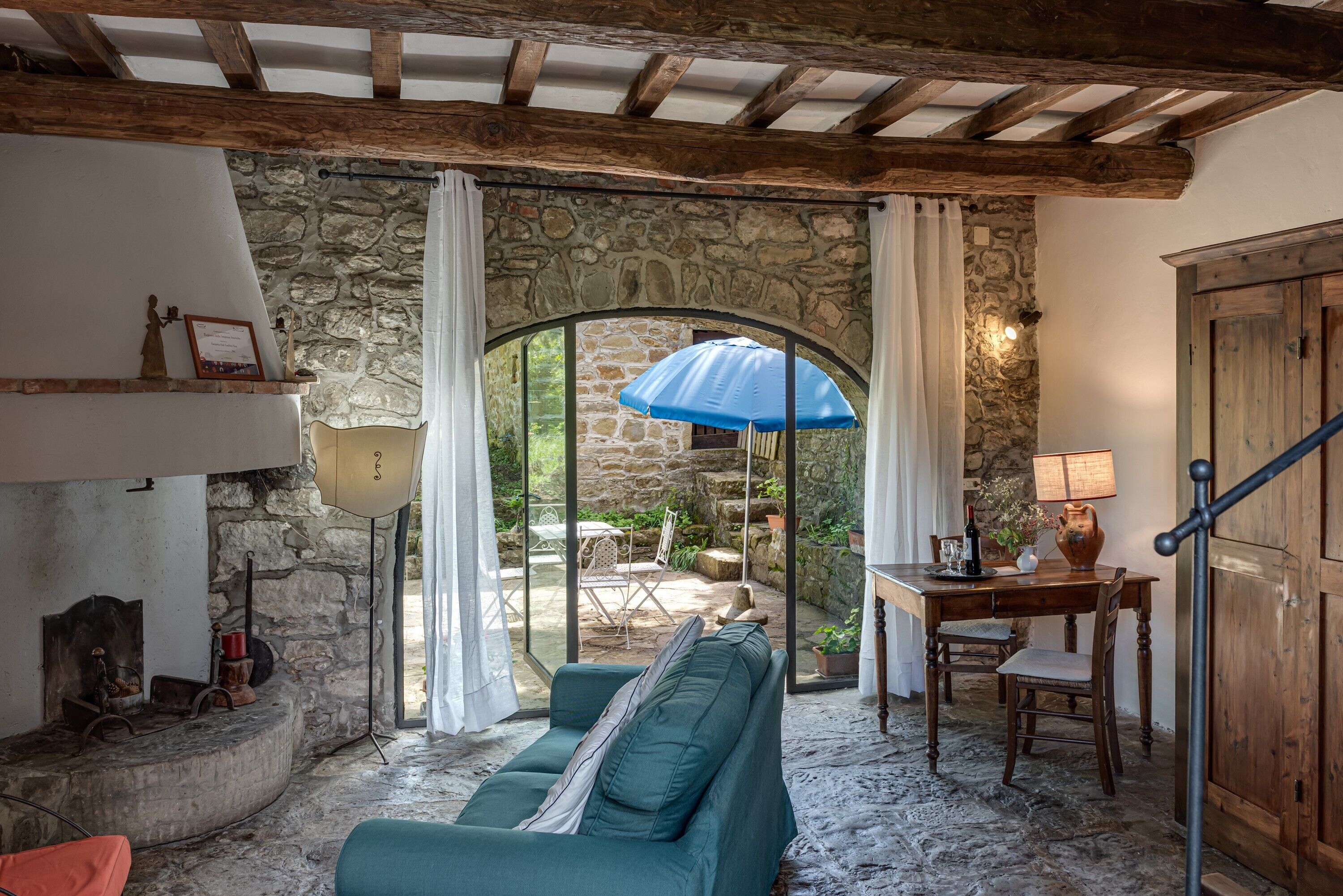 Televisión y chimenea 