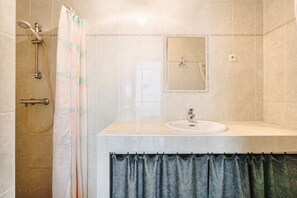 Chuveiro, secador de cabelo, toalhas de banho 