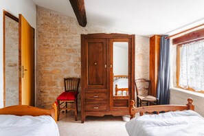 2 quartos, ferros/tábuas de passar roupa, Wi-Fi de cortesia