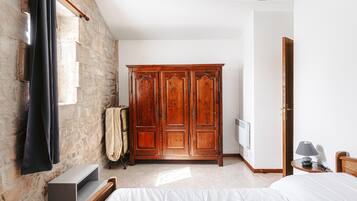 2 slaapkamers, een strijkplank/strijkijzer, gratis wifi, beddengoed