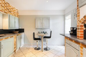 冷蔵庫、電子レンジ、オーブン、コンロ