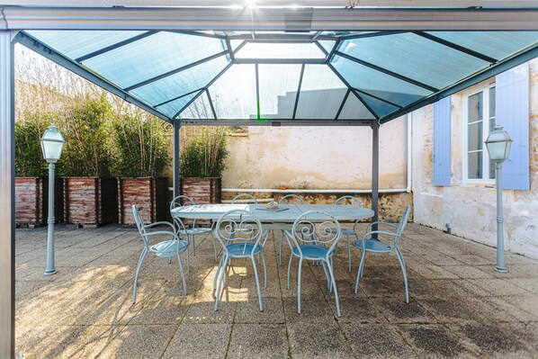 屋外ダイニングエリア