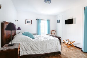 5 bedrooms, iron/ironing board, free WiFi, bed sheets - Holiday Home 'L'Aixoise' with Private Terrace, Private Garden and Wi-Fi (Romegoux)