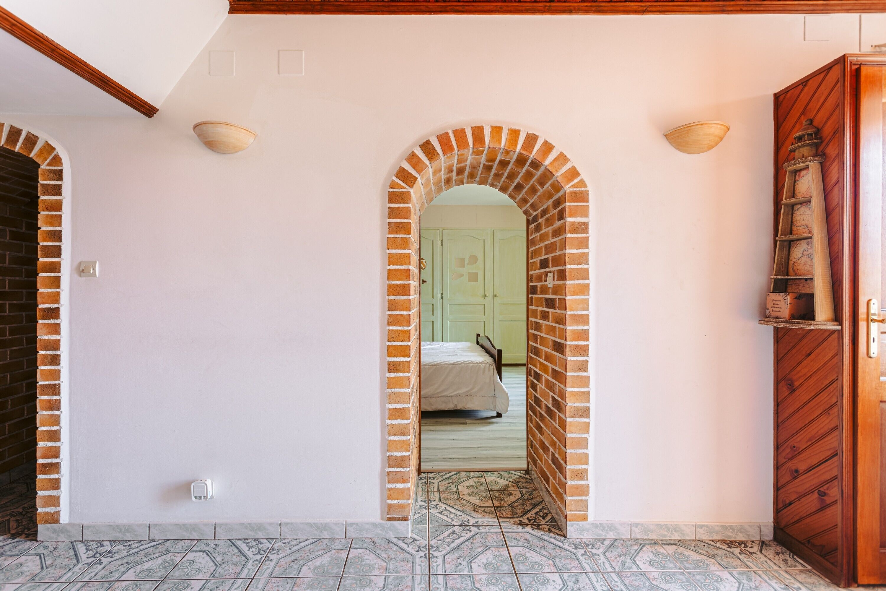 5 bedrooms, iron/ironing board, free WiFi, bed sheets