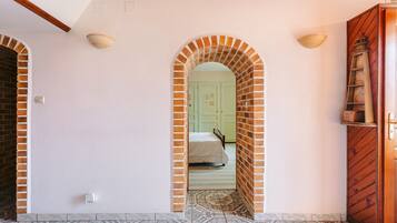 5 bedrooms, iron/ironing board, free WiFi, bed sheets