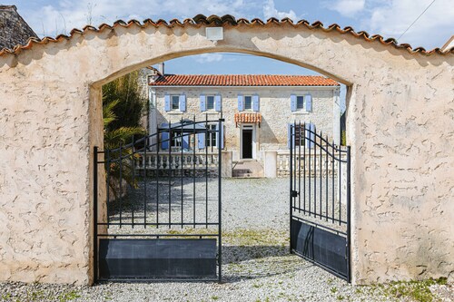 Holiday Home 'L'Aixoise' with Private Terrace, Private Garden and Wi-Fi