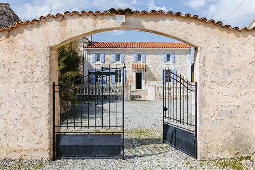 Ferienhaus 'L'Aixoise' mit privater Terrasse, privatem Garten und WLAN
