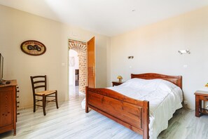 5 chambres, fer et planche à repasser, Wi-Fi gratuit, draps fournis