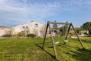 Children’s area - Holiday Home 'L' Oléronaise' with Private Terrace and Private Garden (Romegoux)