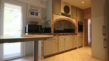 Frigorífico, microondas, horno y placa de cocina