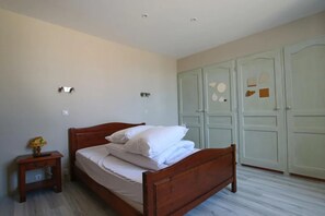 8 bedrooms, iron/ironing board, free WiFi, bed sheets