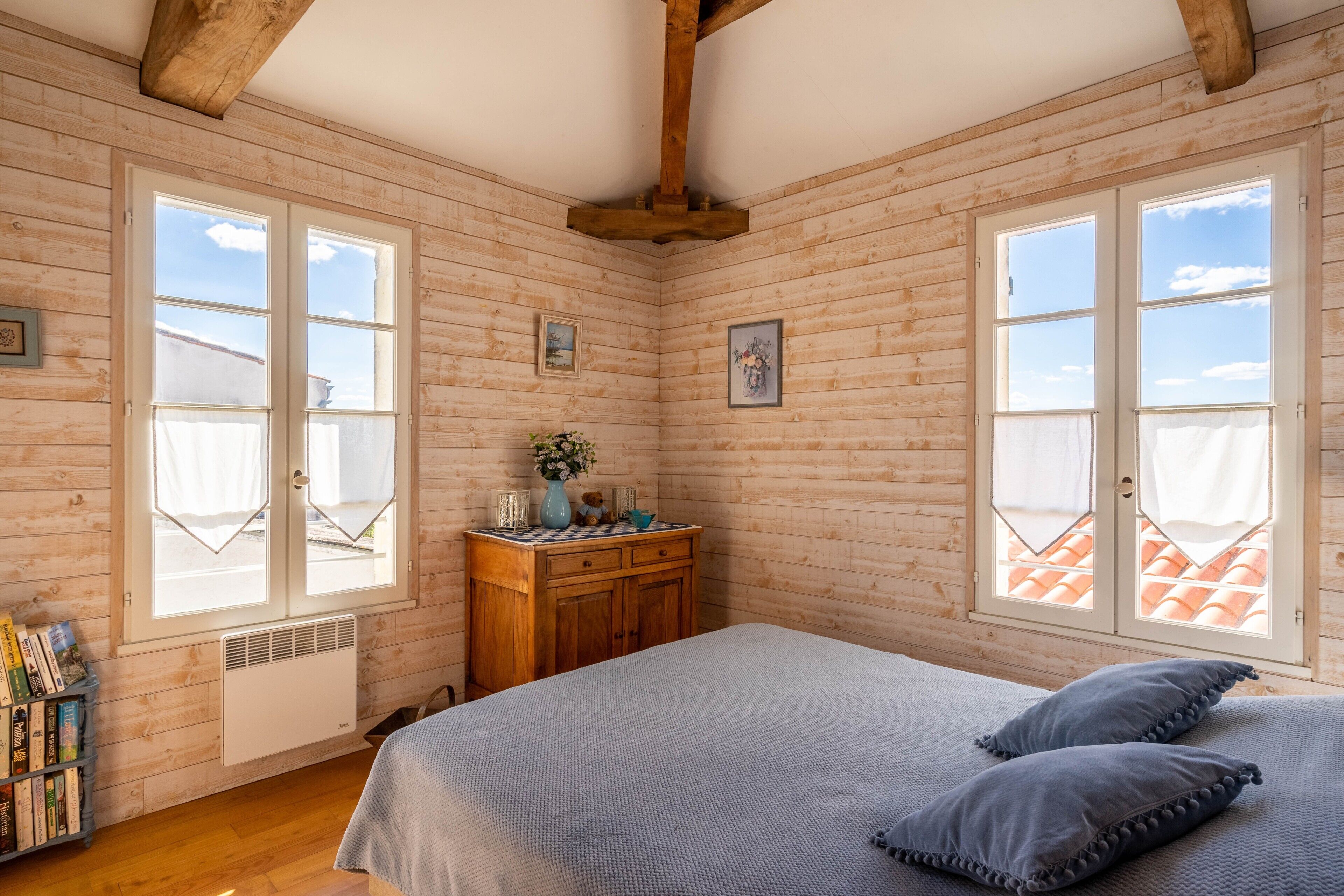 2 makuuhuonetta, silitysrauta/-lauta, vuodevaatteet