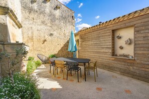 Outdoor dining - Holiday Home 'Isatis' with Private Terrace (Mortagne-sur-Gironde)