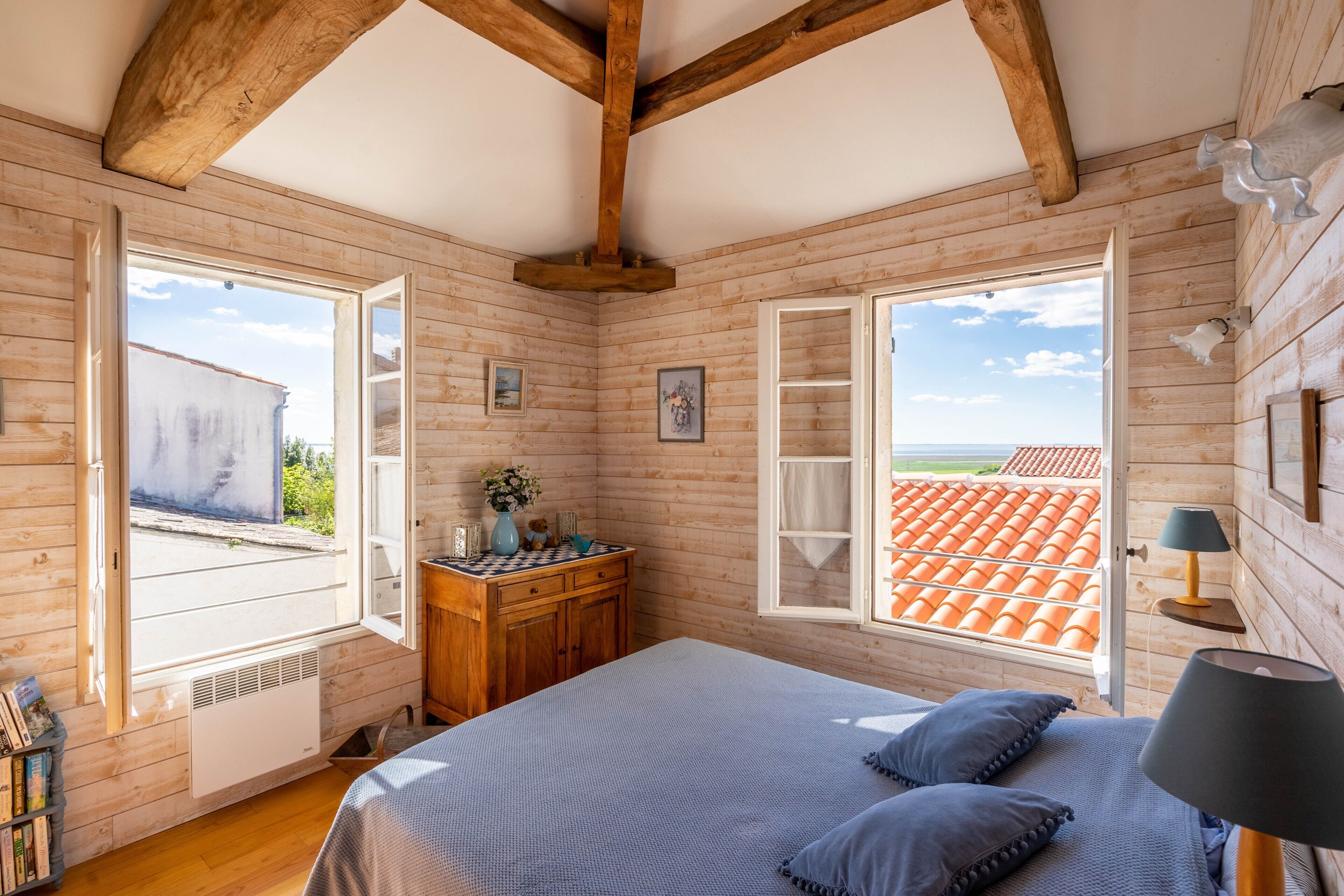 2 chambres, fer et planche à repasser, draps fournis