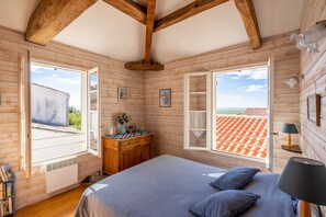 2 soverom, strykejern/-brett og sengetøy