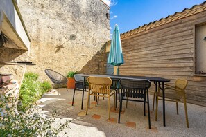 Outdoor dining - Holiday Home 'Isatis' with Private Terrace (Mortagne-sur-Gironde)