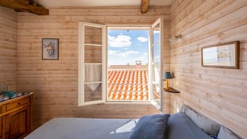 2 bedrooms, iron/ironing board, bed sheets