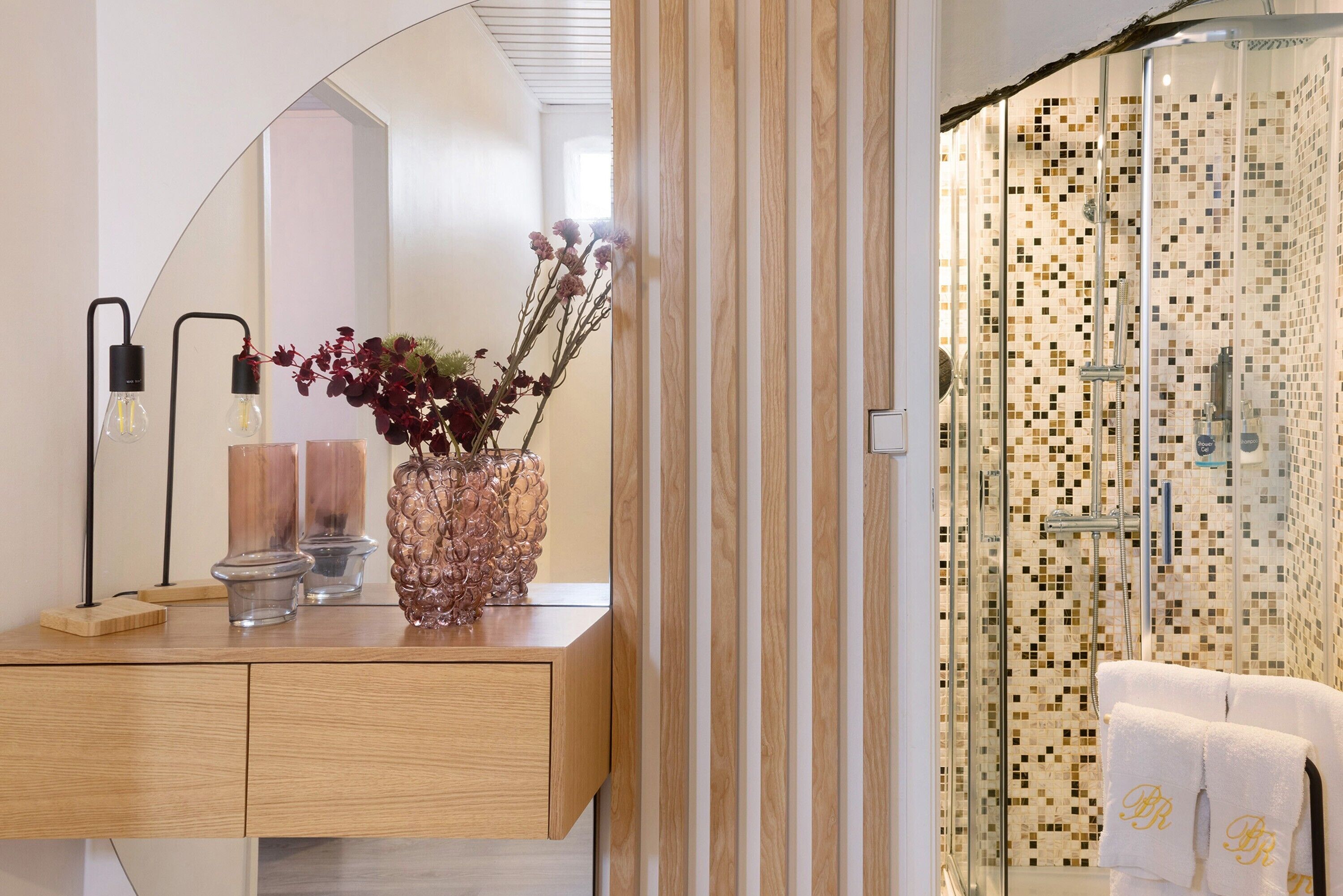 Regadera, secadora de cabello, toallas 