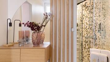 Regadera, secadora de cabello, toallas