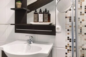 Shower, hair dryer, towels