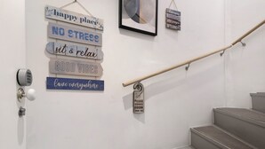 A staircase with a handrail, a door with a keypad lock, and motivational signs on the wall. - Apartment 'Prestigegoldresidence 2 - Old Town' with Balcony, Wi-Fi and Air Conditioning (Guimarães)