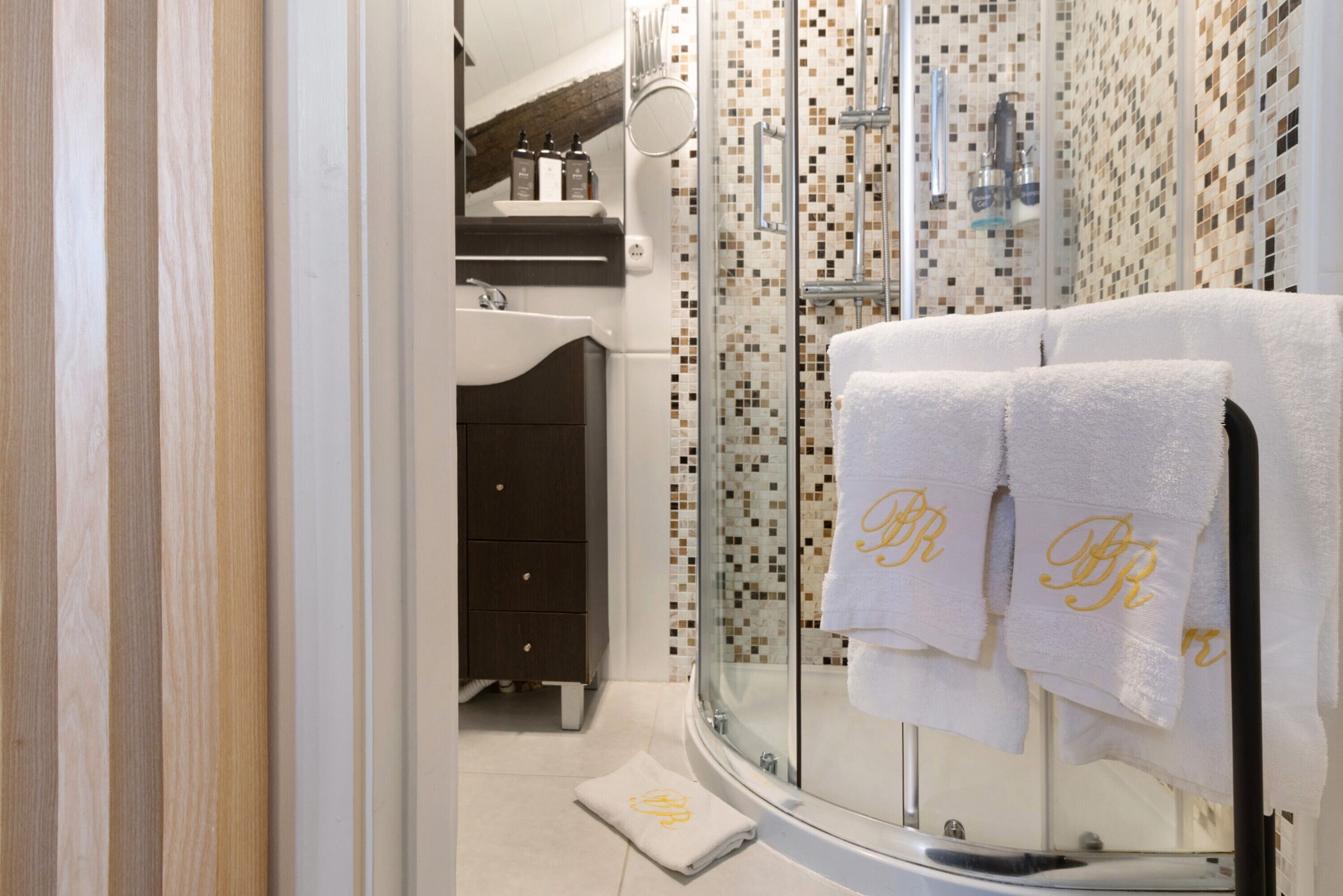 Douche, sèche-cheveux, serviettes fournies