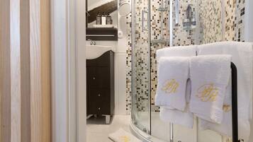 Dusch, hårtork och handdukar