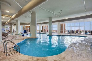 Una piscina cubierta, una piscina climatizada