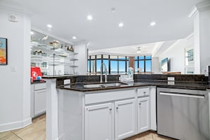 Fridge, microwave, oven, stovetop - LUXURY BEACHFRONT CONDO, LAZY RIVER & MULTIPLE POOLS, TENNIS/BASKETBALL | BEACHBALL PROPERTIES (Orange Beach)