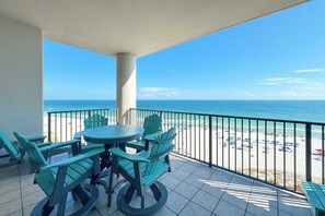 Outdoor dining - LUXURY BEACHFRONT CONDO, LAZY RIVER & MULTIPLE POOLS, TENNIS/BASKETBALL | BEACHBALL PROPERTIES (Orange Beach)