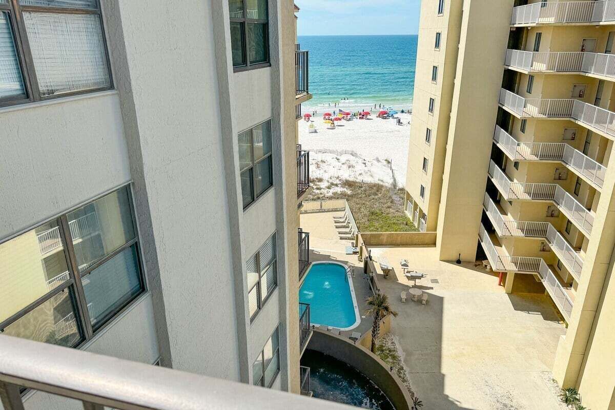 Uitzicht op een hotel met zwembad, strand en oceaan.